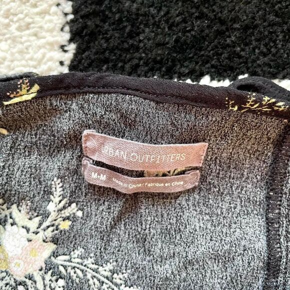 Urban Outfitters Floral Ruffle Crop Tank M - Picture 3 of 3